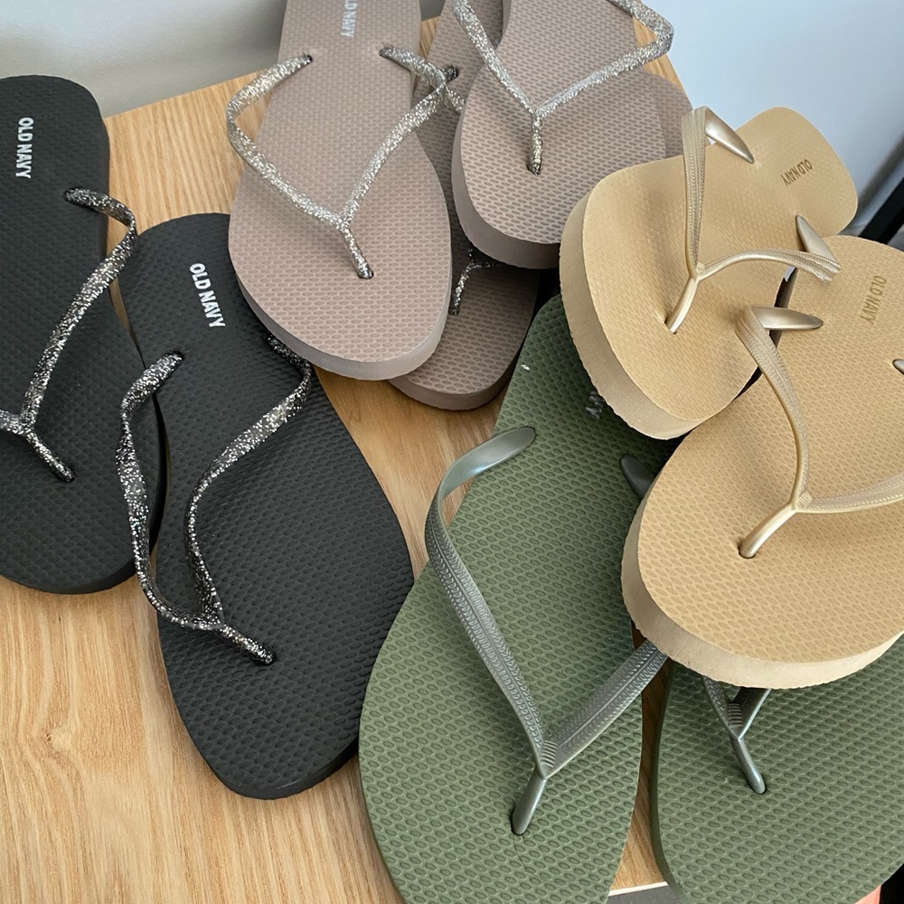 Old Navy Flip Flops set of 5